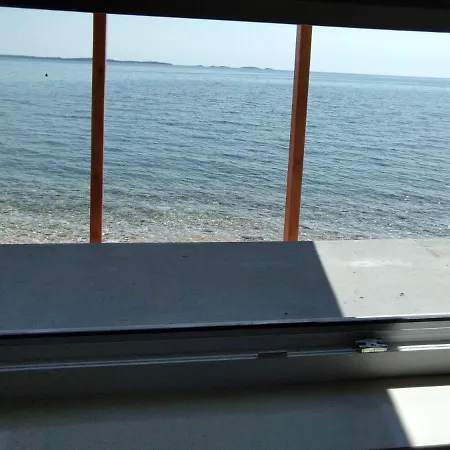 Beachfront Eco Eden Apartman *